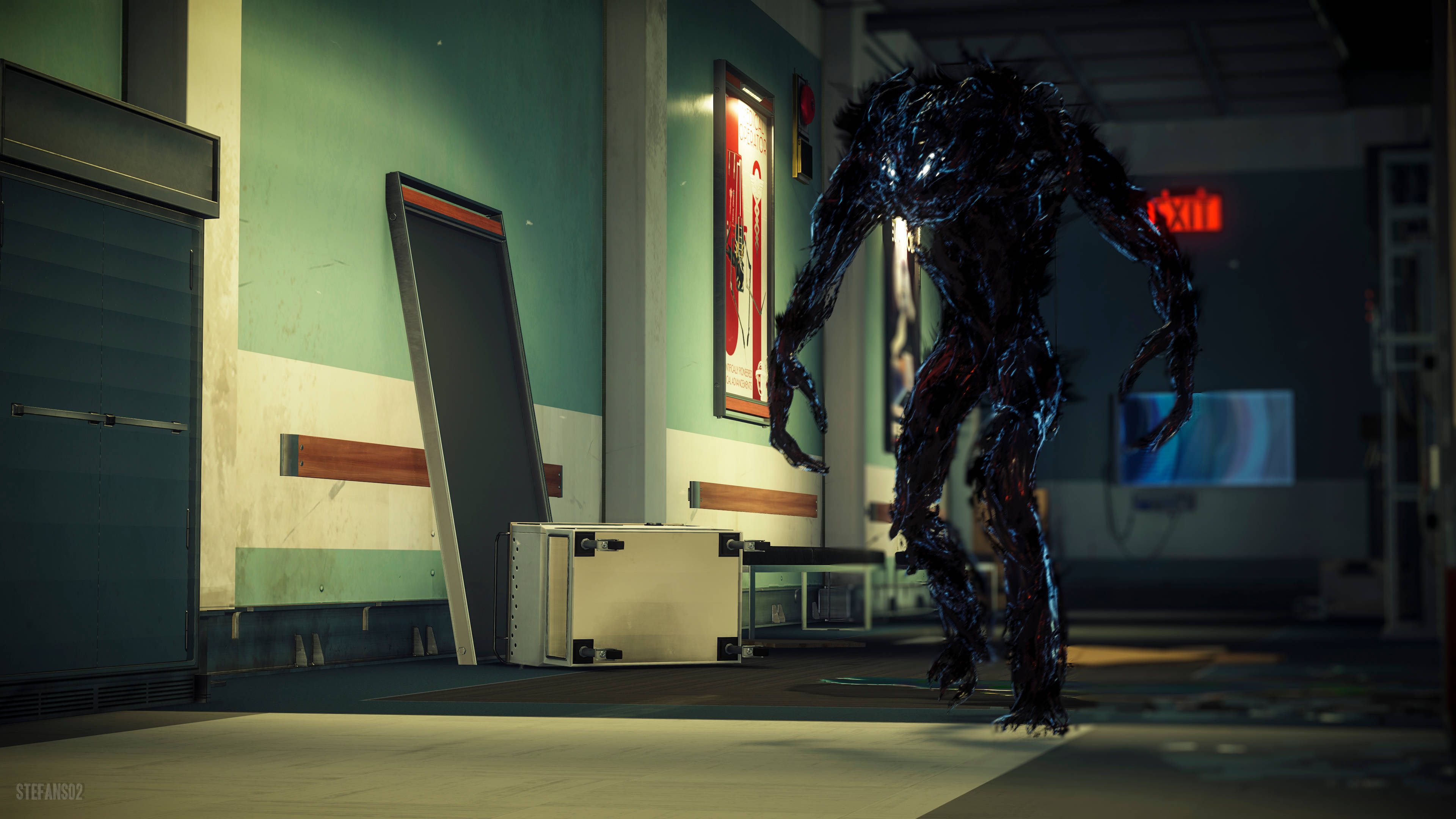 Prey 桌布 壁紙 — 一個黑暗扭曲的生物，有著發光的紅色眼睛，在閃爍的出口標誌下潛行於燈光昏暗的醫院走廊。