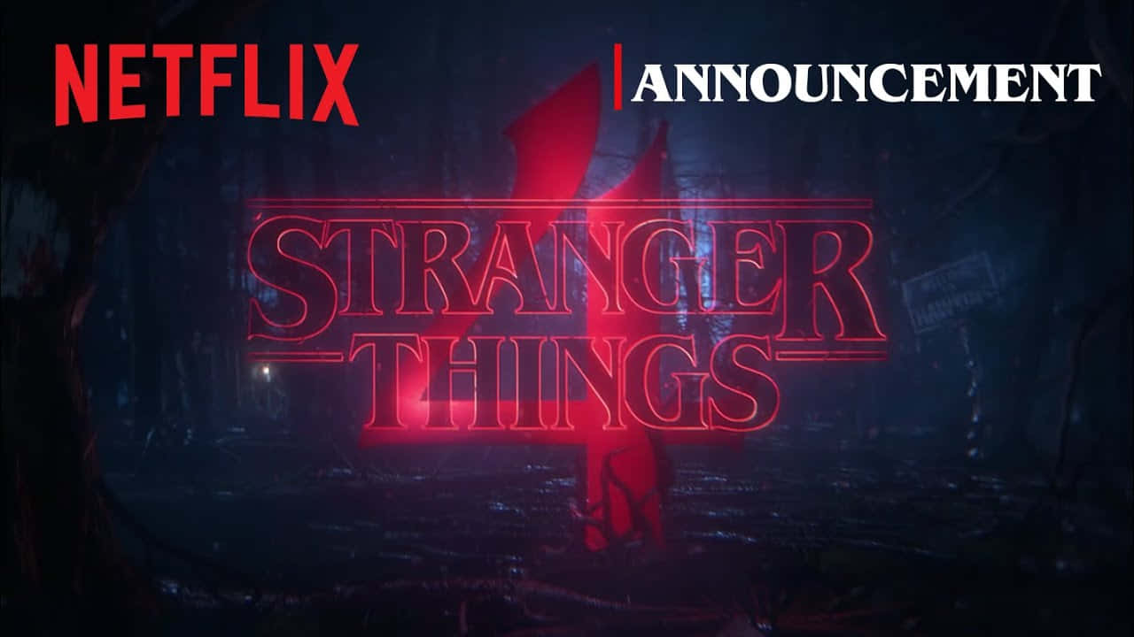 怪奇物語 桌布 壁紙 — 一個黑暗森林場景，帶有發光的紅色Stranger Things標誌和Netflix公告文字。