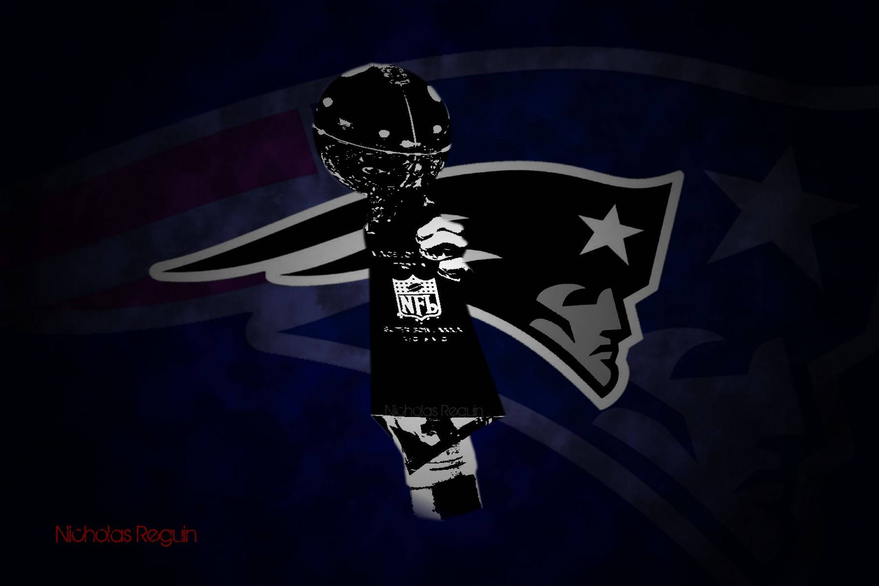 New 桌布 壁紙 — 一個黑暗的剪影，一名足球運動員在 New England Patriots 標誌背景下舉起獎盃。