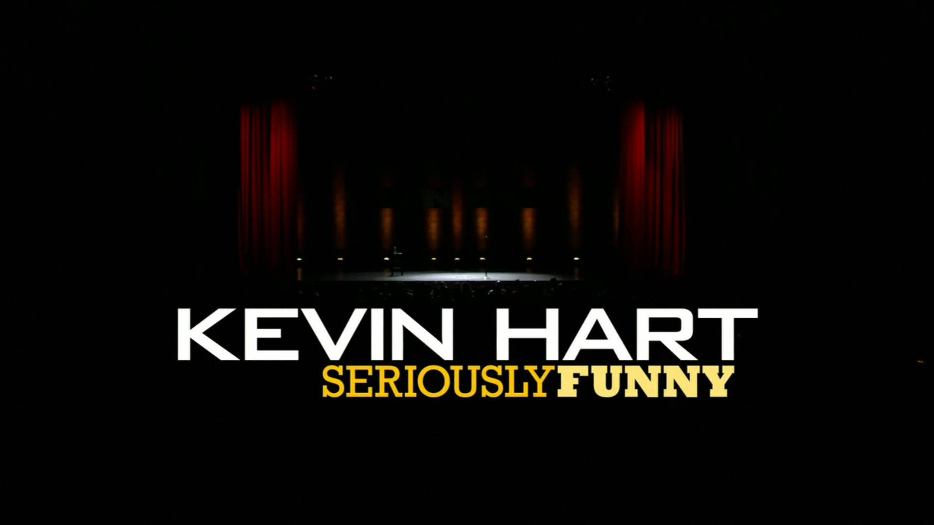 帶有紅色窗簾和聚光燈文字的劇院舞台，上面寫著 Kevin Hart Seriously Funny。 — Jordan clarkson 壁紙