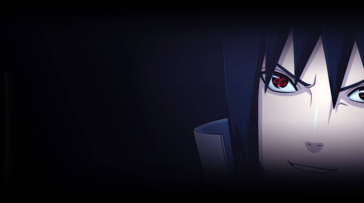 sasuke uchiha 桌布 壁紙 — 一個黑暗的動漫角色，帶著發光的紅色眼睛和微妙的微笑，從陰影中浮現，呈現出憂鬱的特寫。