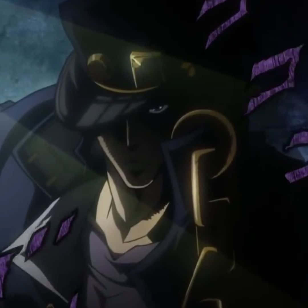 Battle Tendency 桌布 壁紙 — 一個黑暗的動漫角色，戴著高帽和外套，帶有發光的金色點綴和紫色菱形圖案，背景是暴風雨的天空。