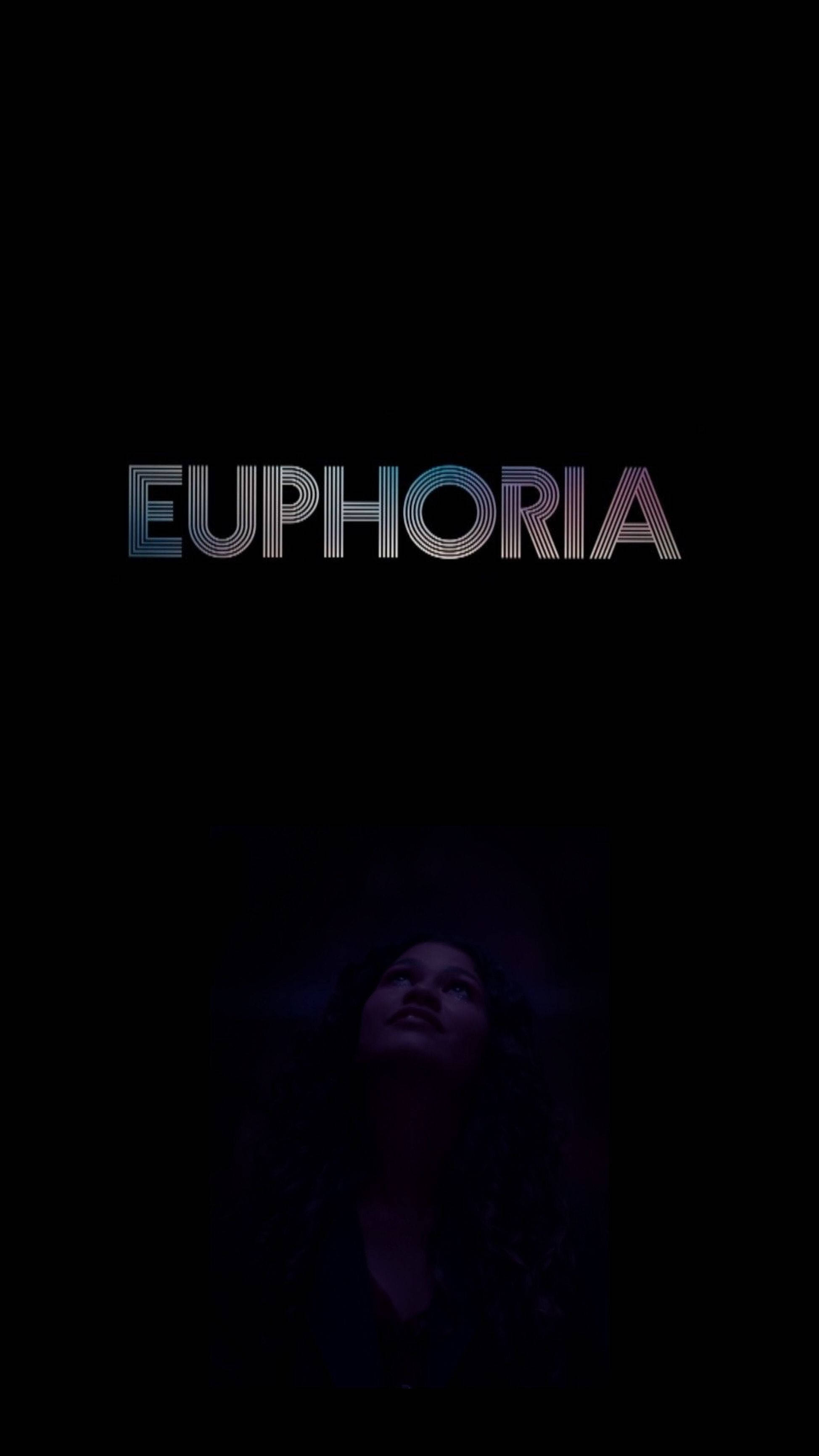 愉悅 桌布 壁紙 — 一個黑暗的女性肖像，在發光的彩色「EUPHORIA」標題下向上凝視。