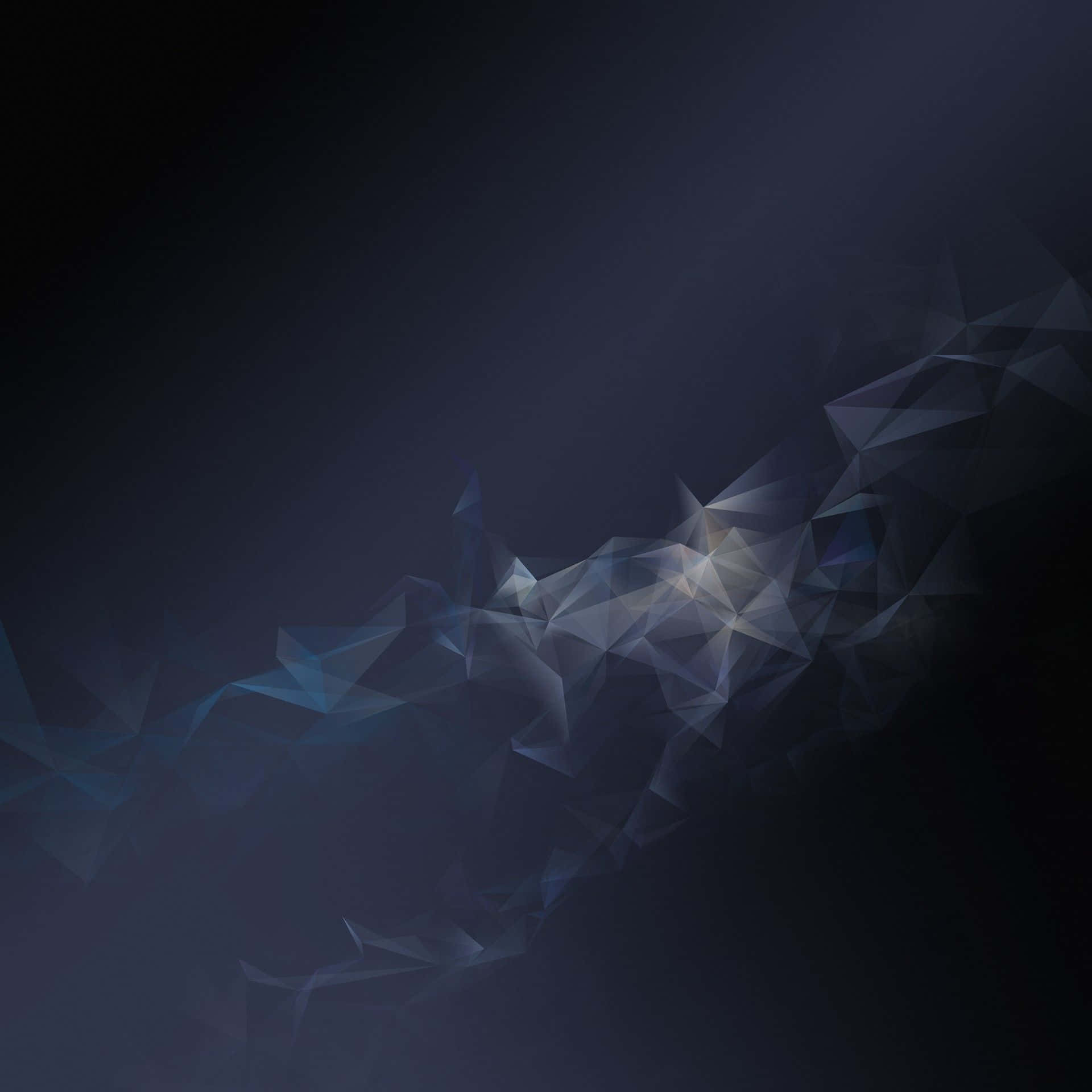 三星 桌布 壁紙 — 一個黑暗的抽象幾何圖案，由發光的藍色三角形組成，沿對角線流過深海軍藍背景。