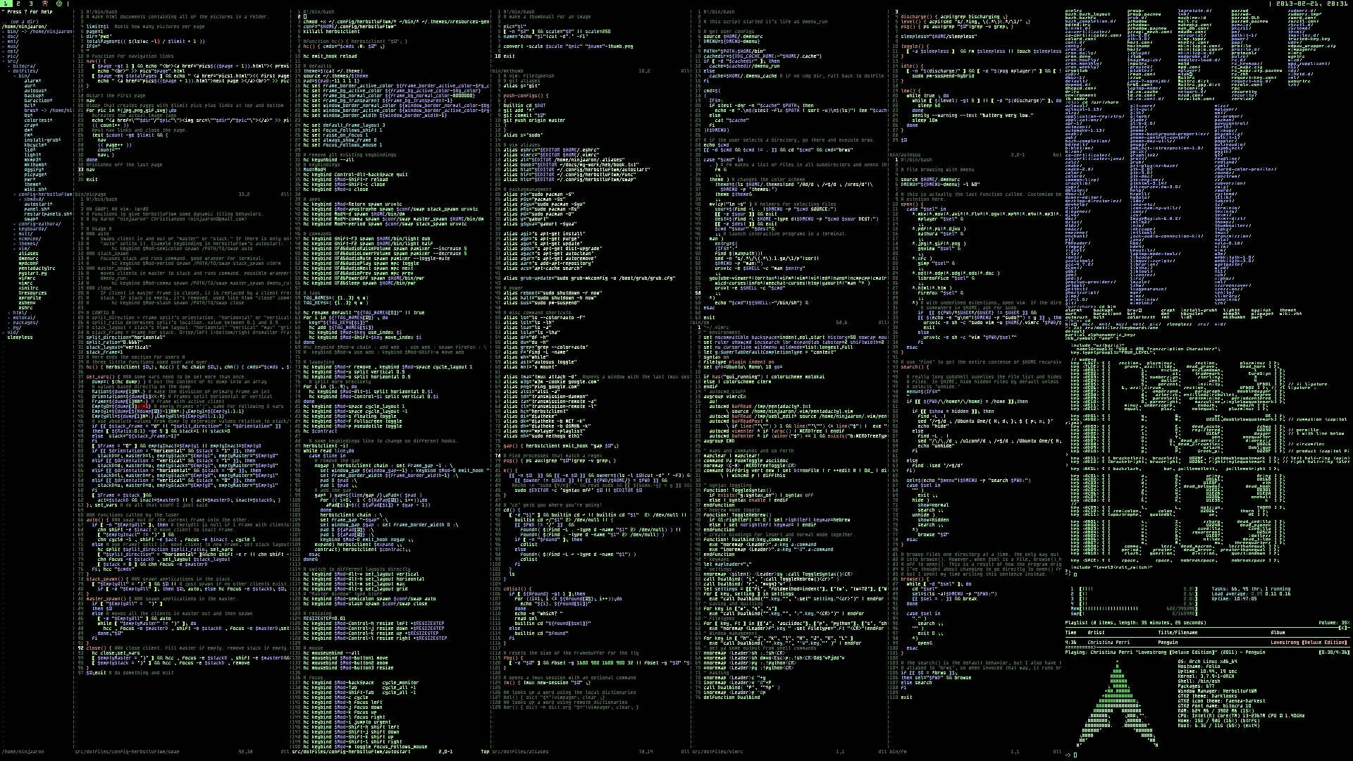 程式設計 桌布 壁紙 — 一個黑暗的螢幕，充滿了層疊的彩色終端代碼，右下角有一個綠色的終端標誌。