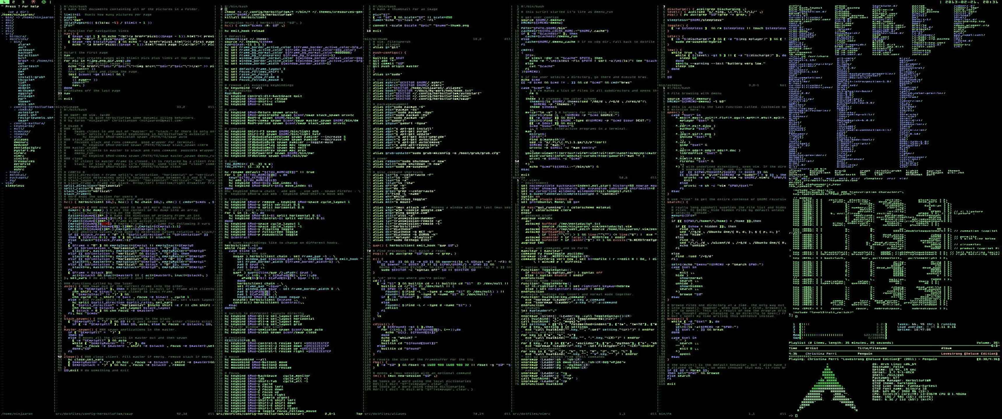 3440x1440p Programming 桌布 壁紙 — 一個黑暗的螢幕，充滿了綠色和紫色的終端代碼，右下角有一個發光的綠色三角形標誌。