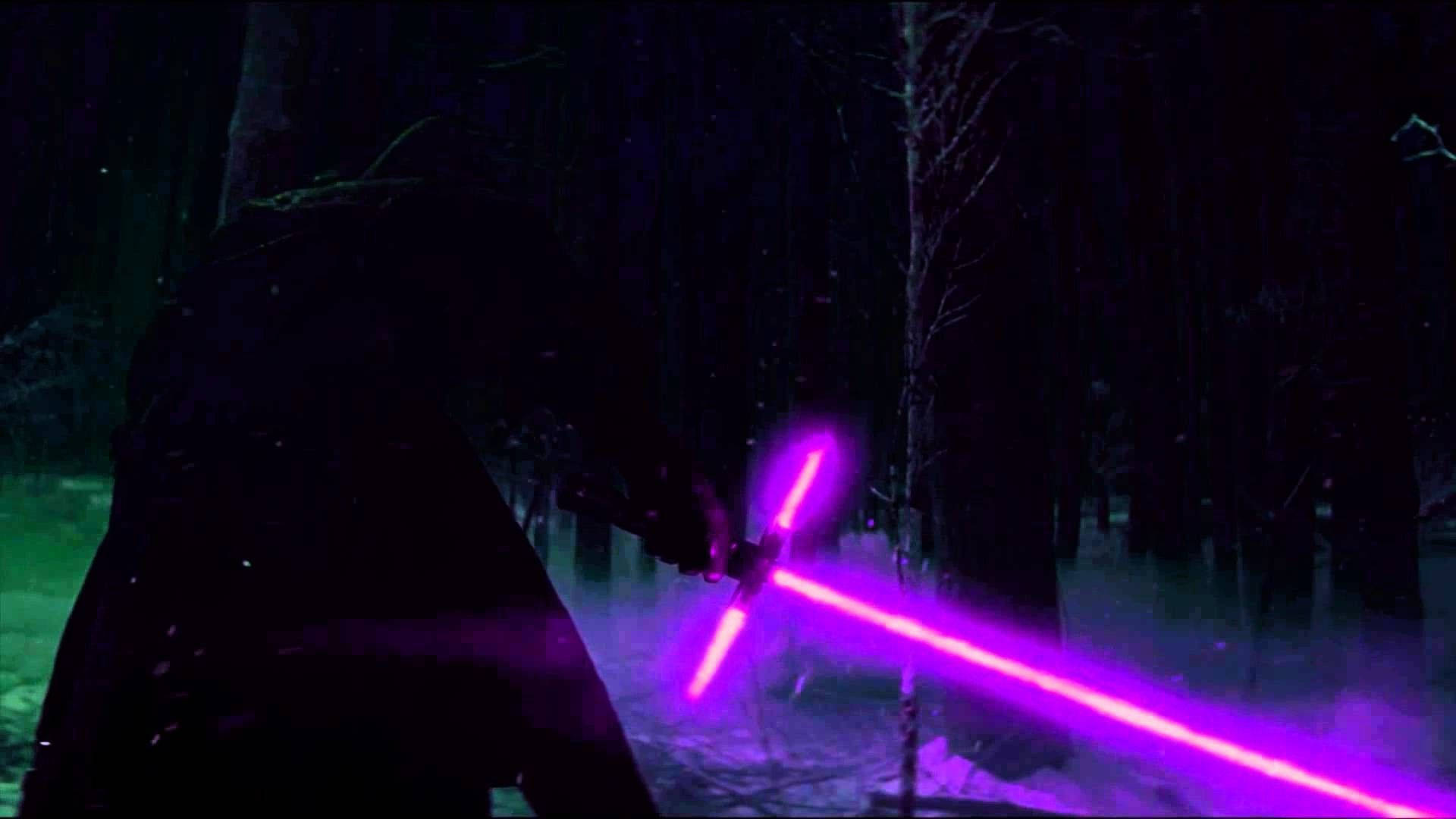 Lightsaber 桌布 壁紙 — 一個黑暗的身影在雪地森林中揮舞著發光的紫色光劍，在夜晚將詭異的光芒投射在光禿禿的樹木上。