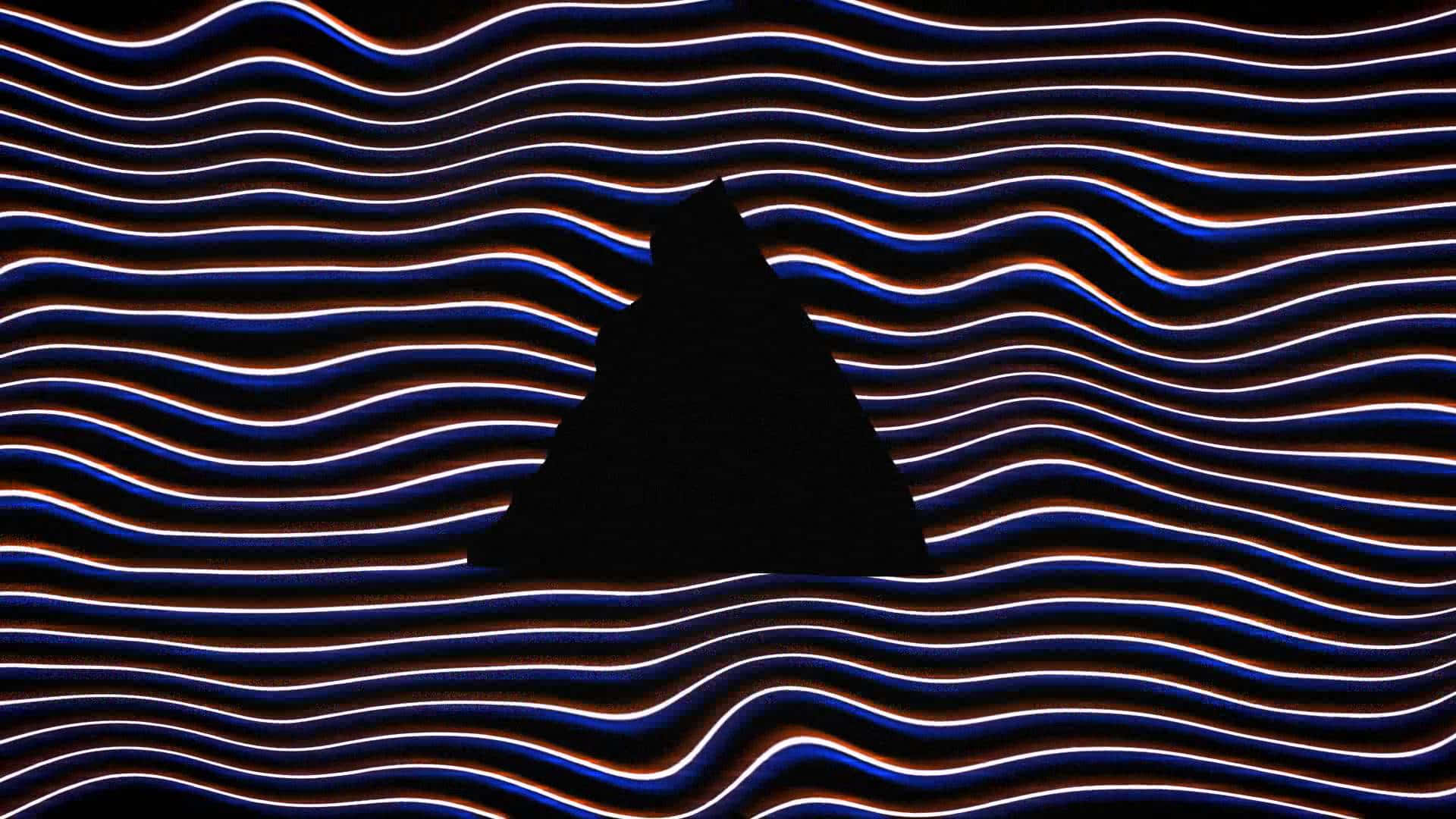 Glitch 桌布 壁紙 — 一個黑暗的金字塔剪影，矗立在迷人的藍色和橙色波浪線發光背景前。