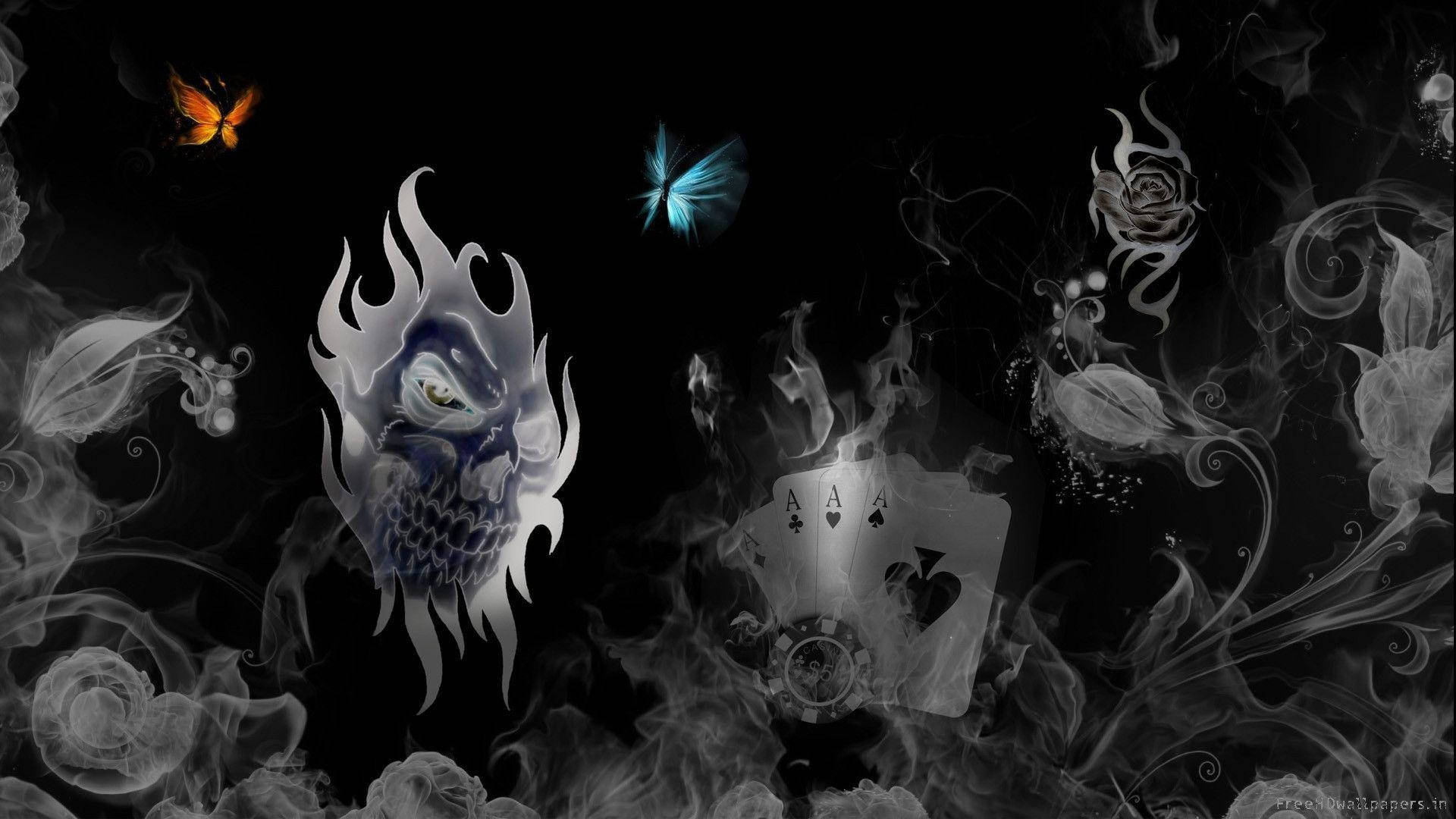 HD Skull 桌布 壁紙 — 一個黑暗神秘的場景，有燃燒的頭骨、發光的蝴蝶和黑桃A在煙霧中旋轉，背景為黑色。