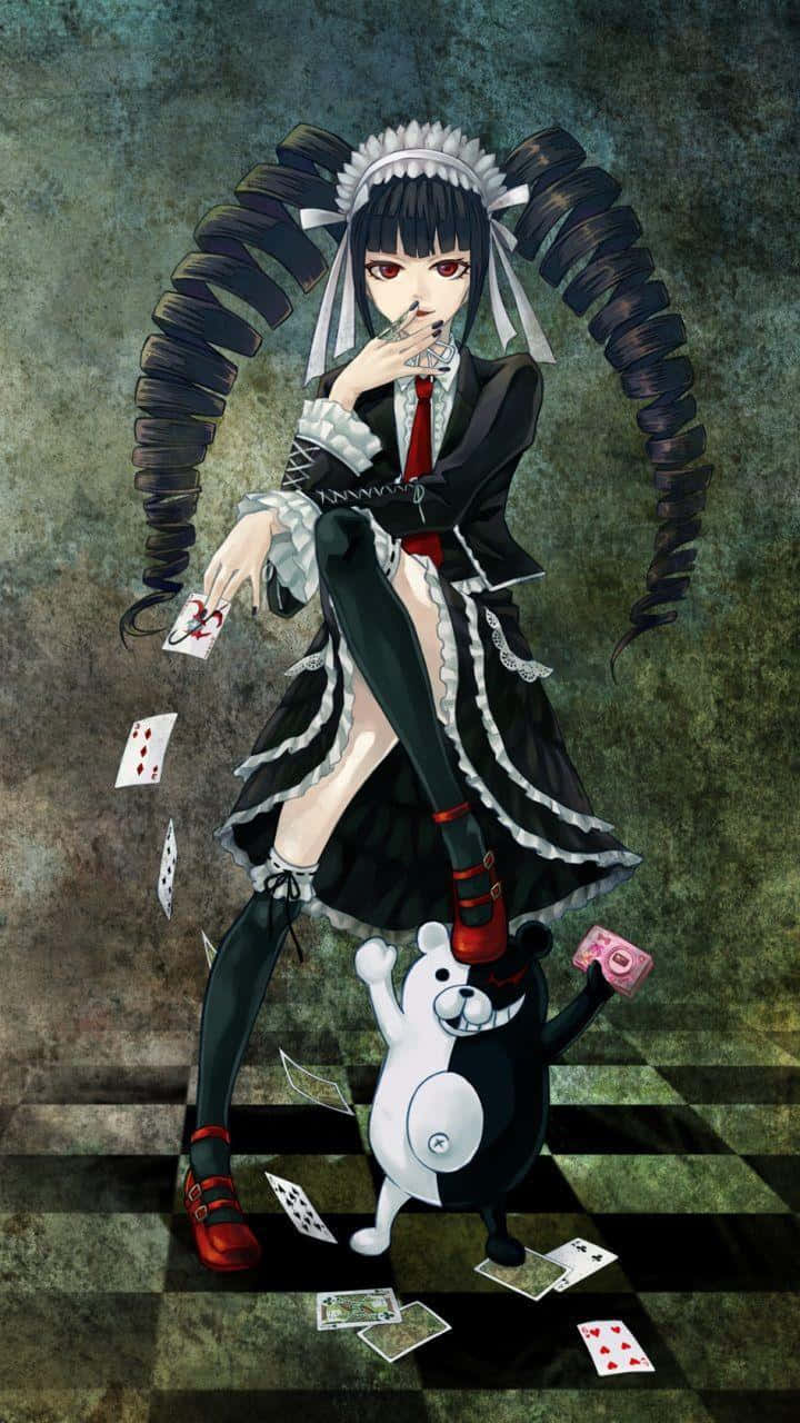 monokuma 桌布 壁紙 — 一個黑暗系動漫女僕，擁有高聳的黑髮，手持玻璃杯，卡片散落在棋盤格地板上，還有一個熊公仔。