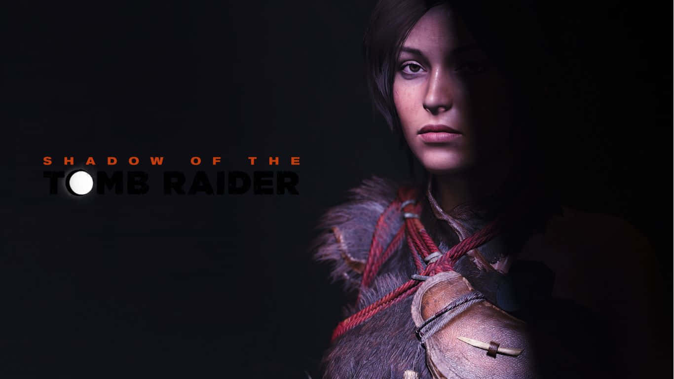 Lara Croft 桌布 壁紙 — 一個黑暗電影風格的肖像，描繪一位堅定的女性冒險家穿著粗獷裝備，背景為黑色，並帶有遊戲標題文字。