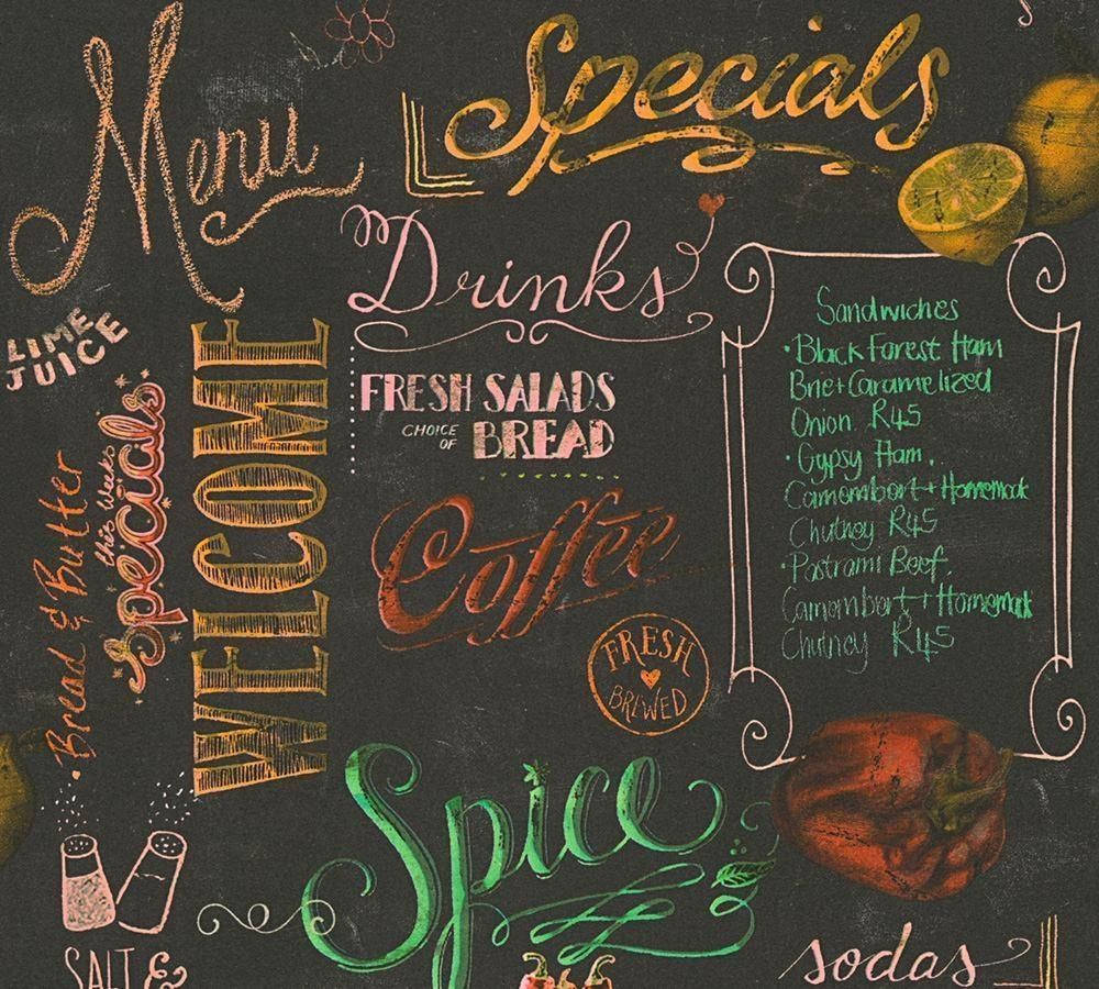 Chalkboard 桌布 壁紙 — 一個黑板菜單，用彩色草書列出特飲、沙拉、麵包、咖啡、香料和汽水等特色菜，並附有插圖食物。