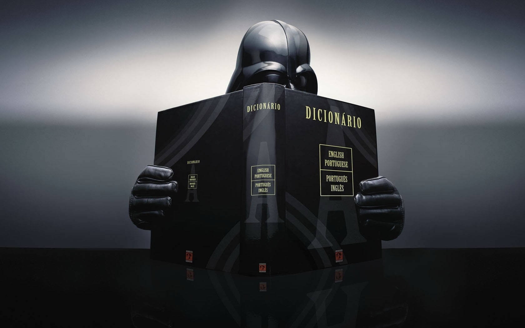 Dictionary 桌布 壁紙 — 一個黑武士人偶在陰鬱的灰色背景前拿著一本黑色的英葡字典。