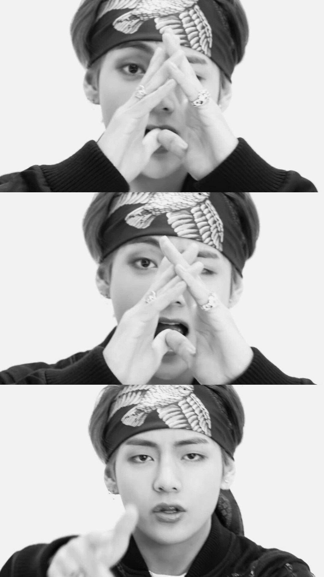 Taehyung Cute 桌布 壁紙 — 一個黑白三聯畫，描繪一位戴著圖案頭帶的年輕男子在純色背景前做出富有表現力的手勢。