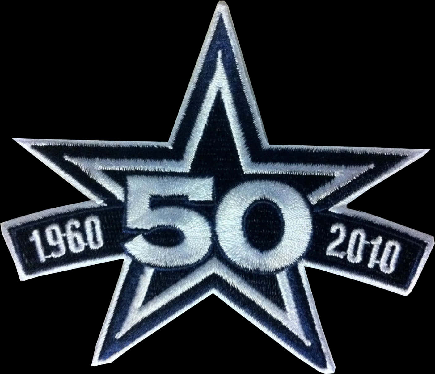 Dallas Cowboys Star 桌布 壁紙 — 一個黑白刺繡星星徽章，以粗線條縫合慶祝1960年至2010年的50週年。