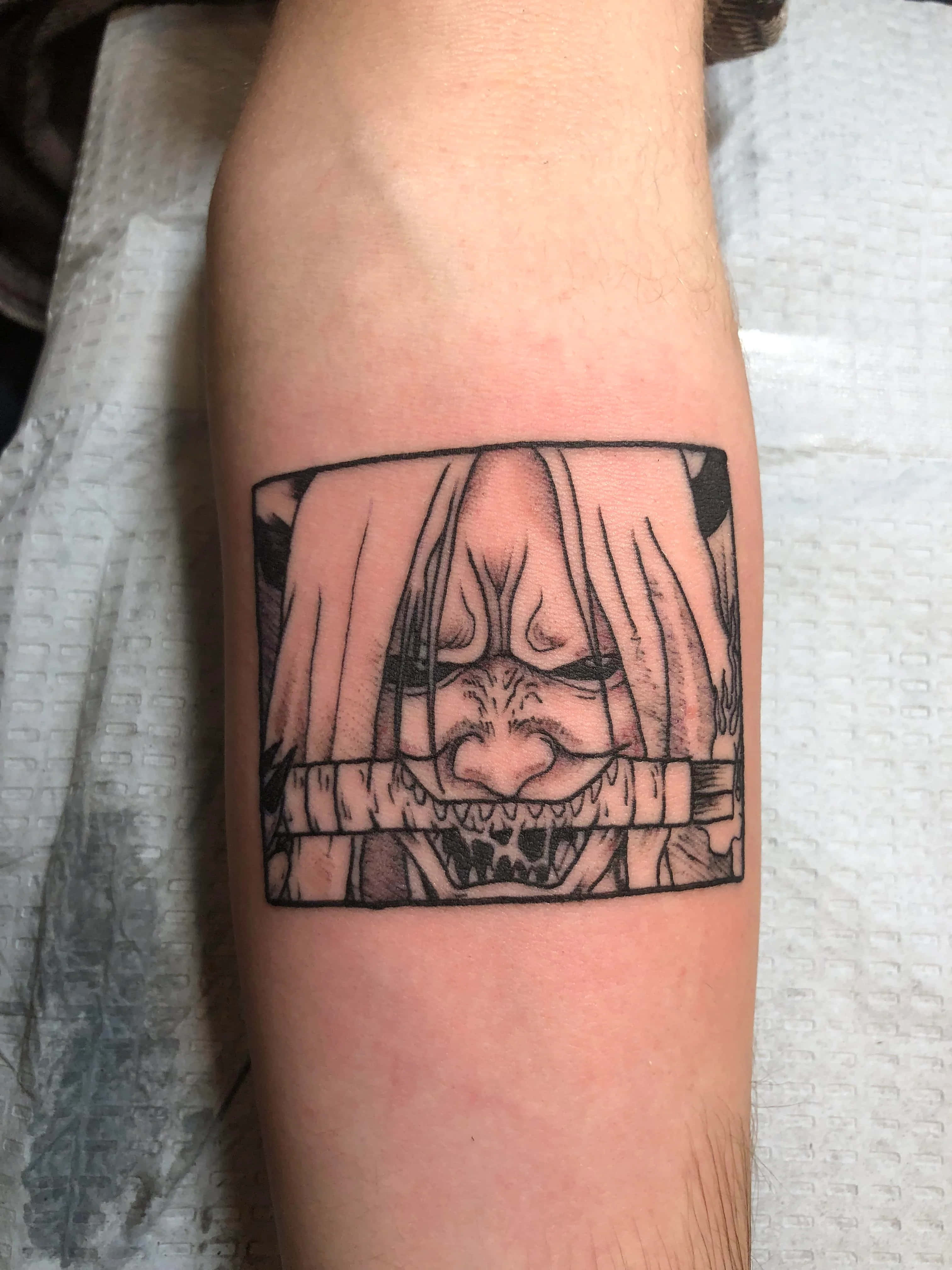 Reaper Death Seal 桌布 壁紙 — 一個黑白刺青，描繪一個兇猛、擁有尖牙和銳利眼神的動漫角色，刺在一個人的前臂上。