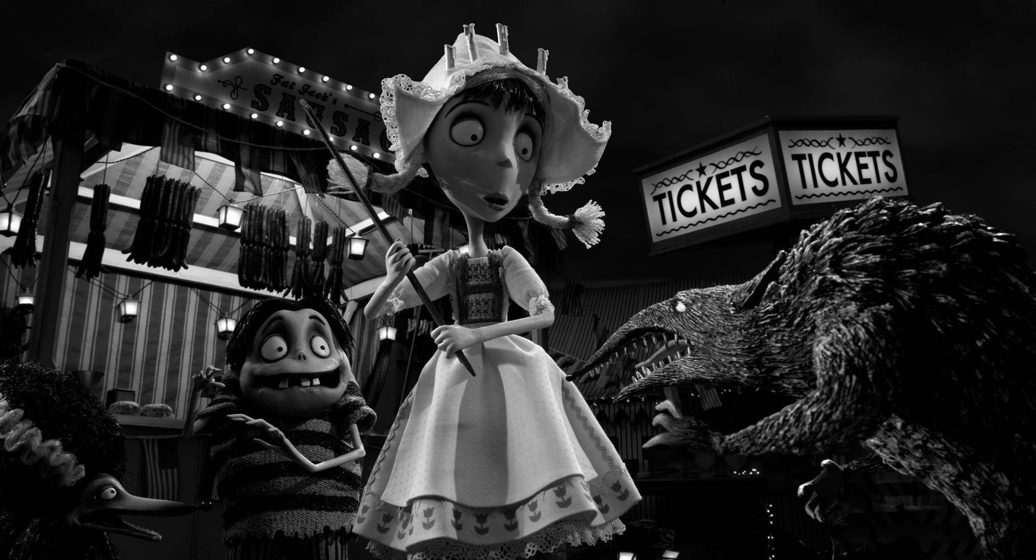 Frankenweenie 桌布 壁紙 — 一個黑白動畫場景，一個穿裙子的女孩在鬼魅嘉年華會上，拿著棍子站在一個怪獸旁邊。