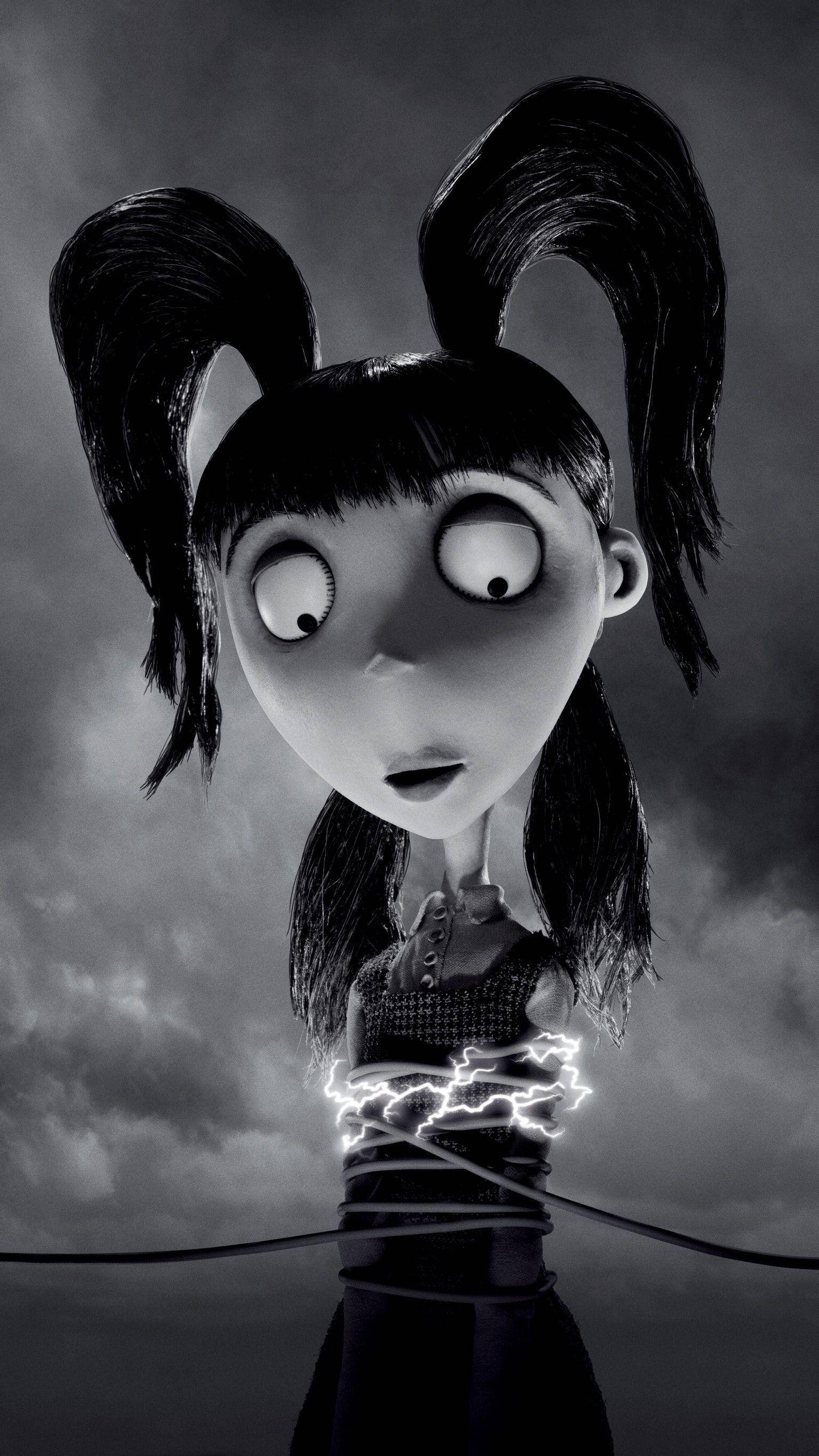Frankenweenie 桌布 壁紙 — 一個黑白動畫女孩，紮著辮子，大眼睛，站在暴風雨的天空下，閃電在她腰部周圍劈啪作響。