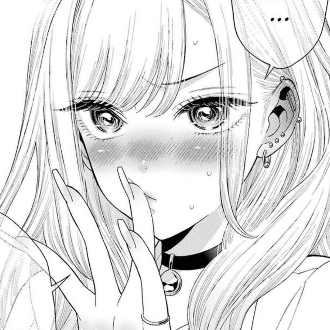 Anime Girl Aesthetic 桌布 壁紙 — 一個黑白動畫女孩，長髮及多個耳環，用雙手捂住嘴巴，表情驚訝。
