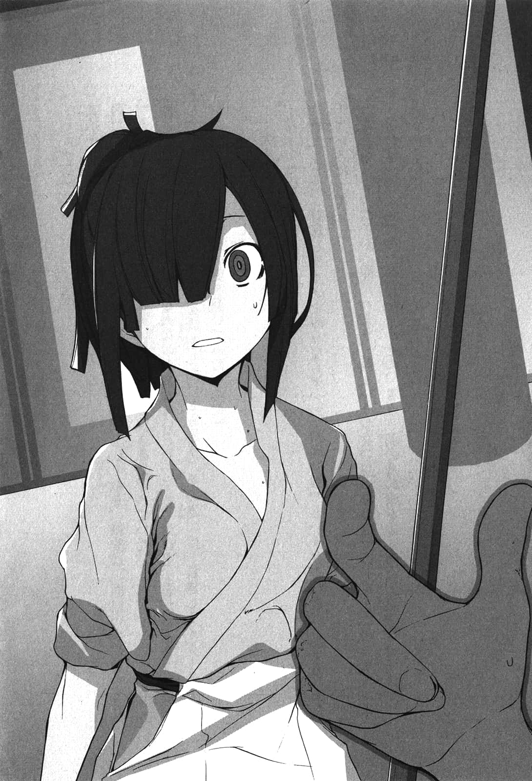 Akane Awakusu 桌布 壁紙 — 一個黑白動畫女孩穿著長袍，在室內露出驚訝的表情比讚。