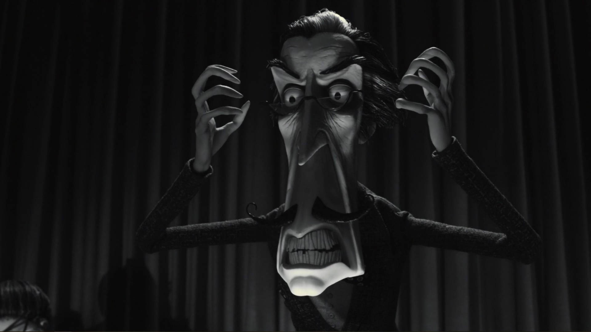 Frankenweenie 桌布 壁紙 — 一個黑白動畫角色，長鼻子和誇張的眼睛，在深色窗簾背景下戲劇性地尖叫。
