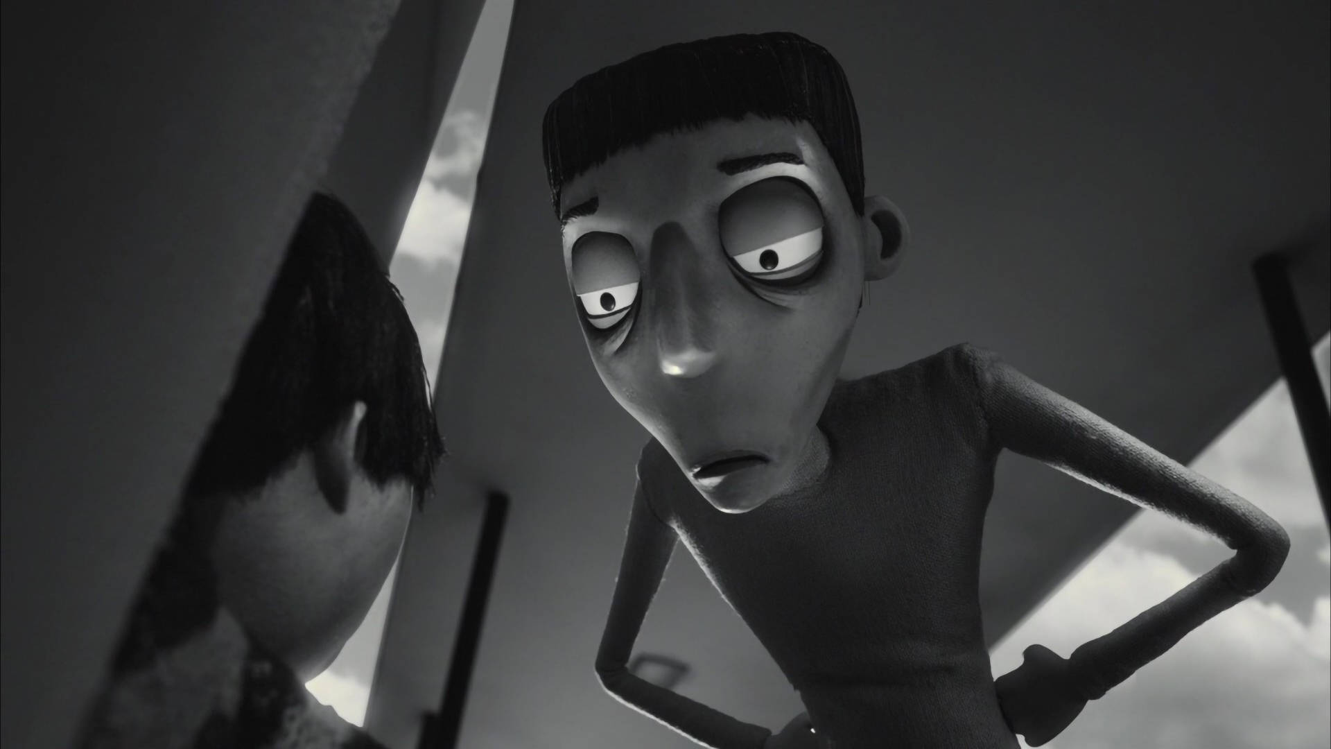 Frankenweenie 桌布 壁紙 — 一個黑白動畫角色睜大眼睛、姿勢緊張地凝視著鏡中的倒影。