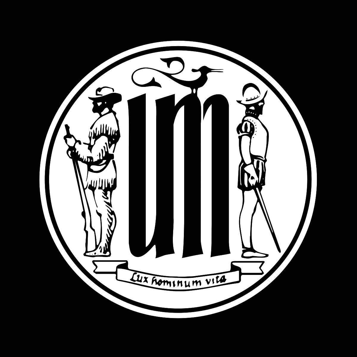 黑白 桌布 壁紙 — 一個黑白圓形徽章，兩側有兩個風格化的人物，中間有一個大字母M，頂部有一隻鳥，底部有拉丁文格言。