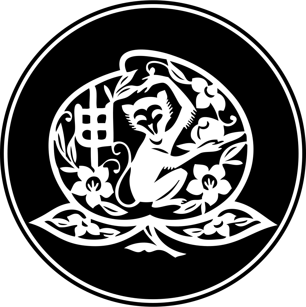 迦樓羅 桌布 壁紙 — 一個黑白圓形徽章，圖案為風格化的猴子，周圍環繞著花卉藤蔓和傳統日文字元。