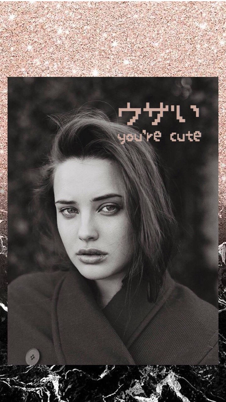 Katherine Langford 桌布 壁紙 — 一個黑白女性肖像，上面有像素化文字寫著「你好可愛」，背景是閃粉粉紅和大理石紋。