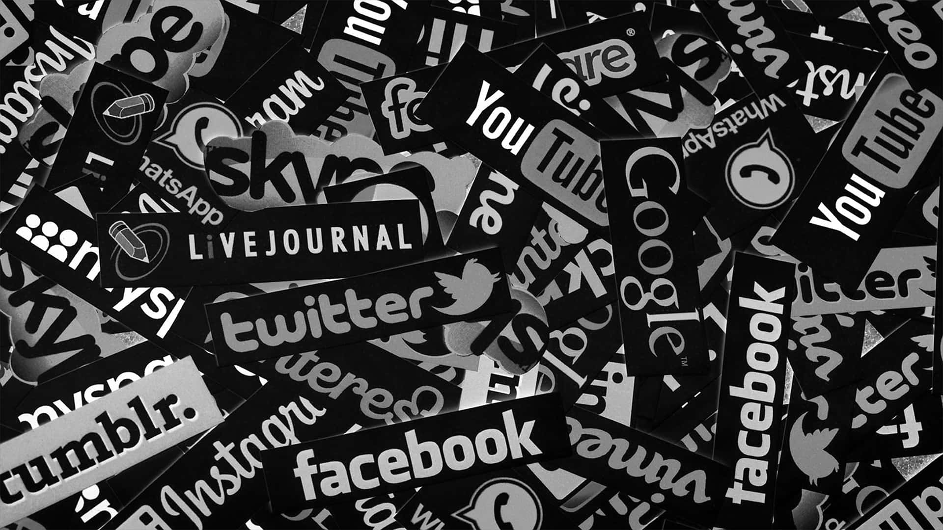 Social Media Icons 桌布 壁紙 — 一個黑白拼貼畫，由重疊的社交媒體平台標誌組成，形成混亂的一堆。