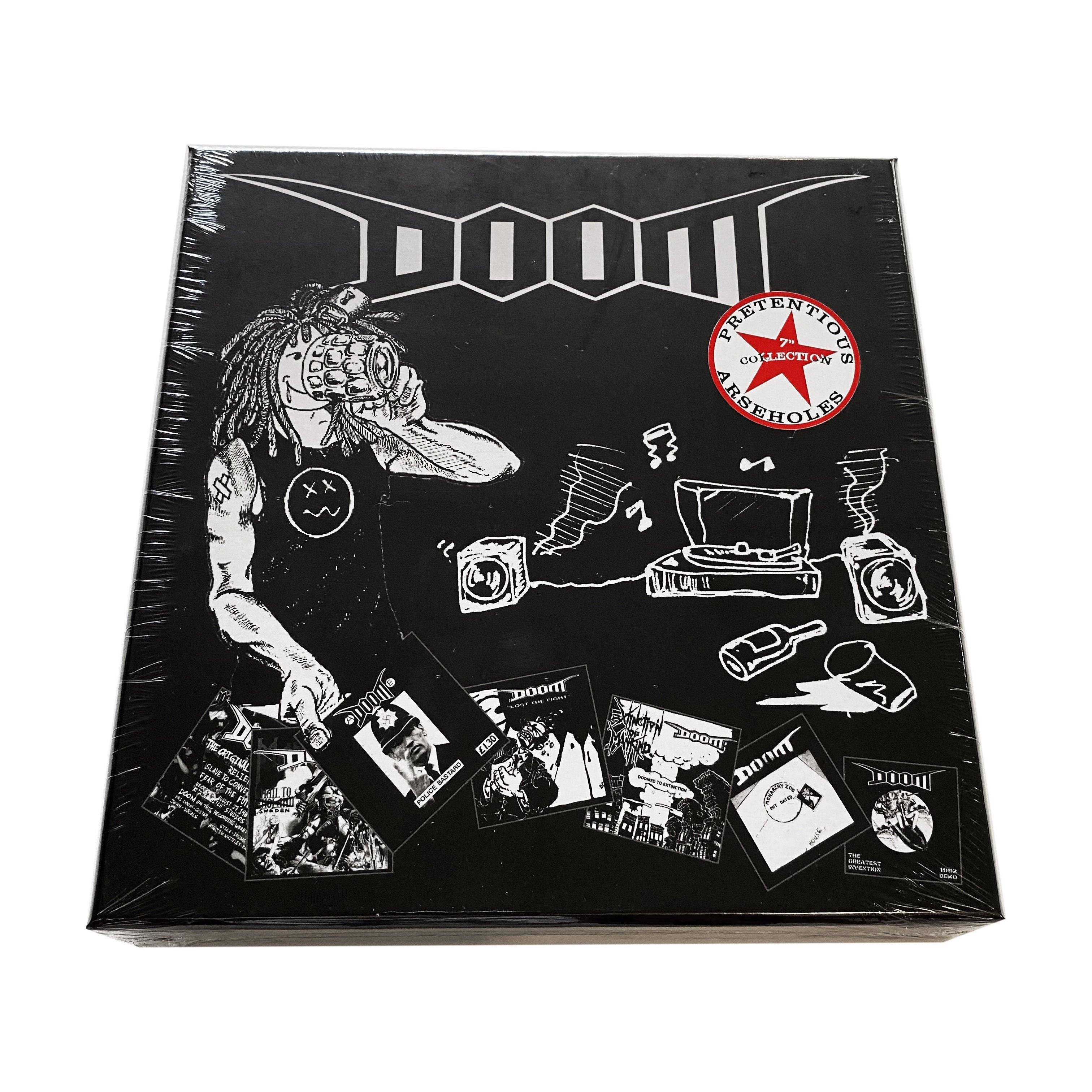 band 桌布 壁紙 — 一個黑白插圖的DOOM盒子，有一個塗鴉風格的角色拿著相機，周圍散落著專輯封面和一個紅色星星貼紙。