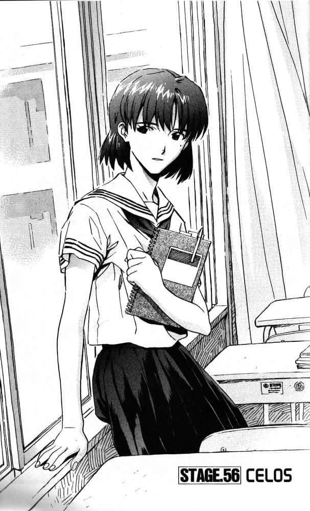 Ritsuko Akagi 桌布 壁紙 — 一個黑白漫畫女孩穿著校服站在教室裡，拿著筆記本，表情嚴肅。