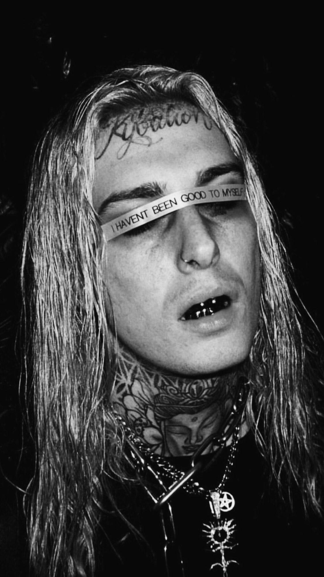 Ghostemane 桌布 壁紙 — 一個黑白特寫，一個有刺青、長髮的人戴著寫有「I HAVEN'T BEEN GOOD TO MYSELF」的眼罩和多條項鍊。