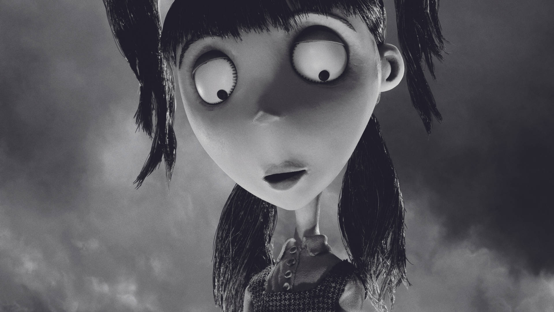 Frankenweenie 桌布 壁紙 — 一個黑白特寫，一個紮著雙馬尾、睜大眼睛的動畫女孩，在陰雲密佈的天空下震驚地向上看。