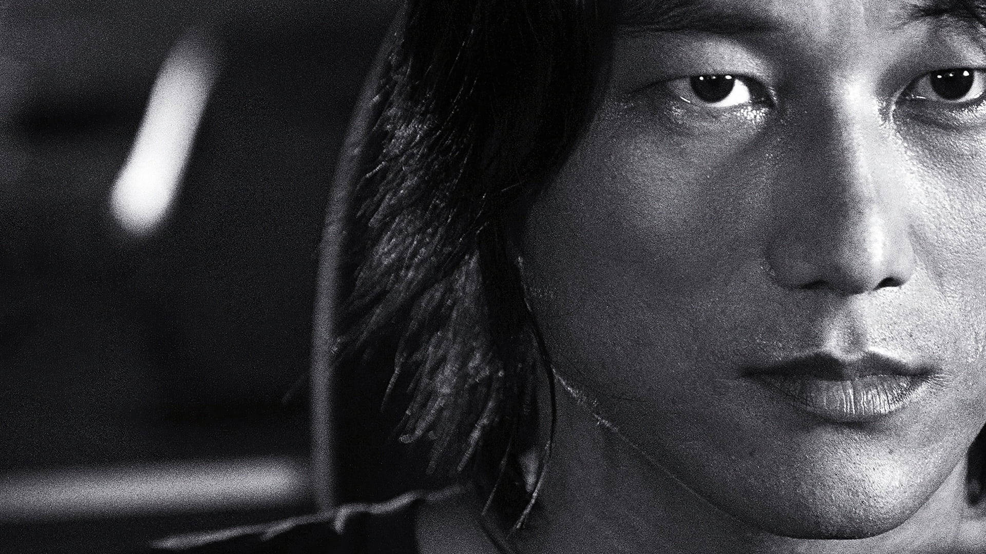 actor 桌布 壁紙 — 一個黑白特寫，一個長髮男人在昏暗環境中專注地凝視鏡頭。