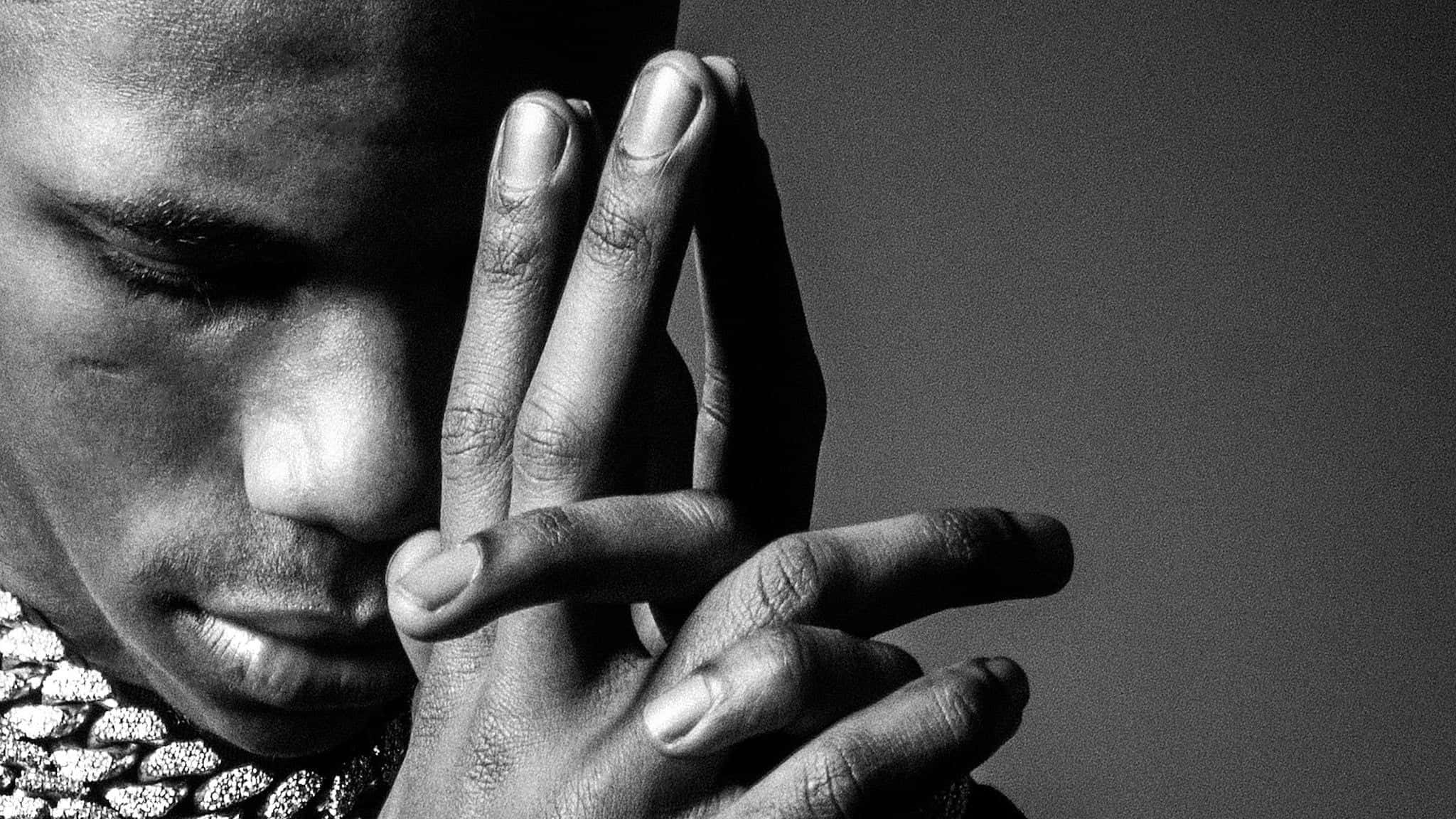 Rappers 桌布 壁紙 — 一個黑白特寫，男人的臉部分被他的手遮擋，背景是純灰色。