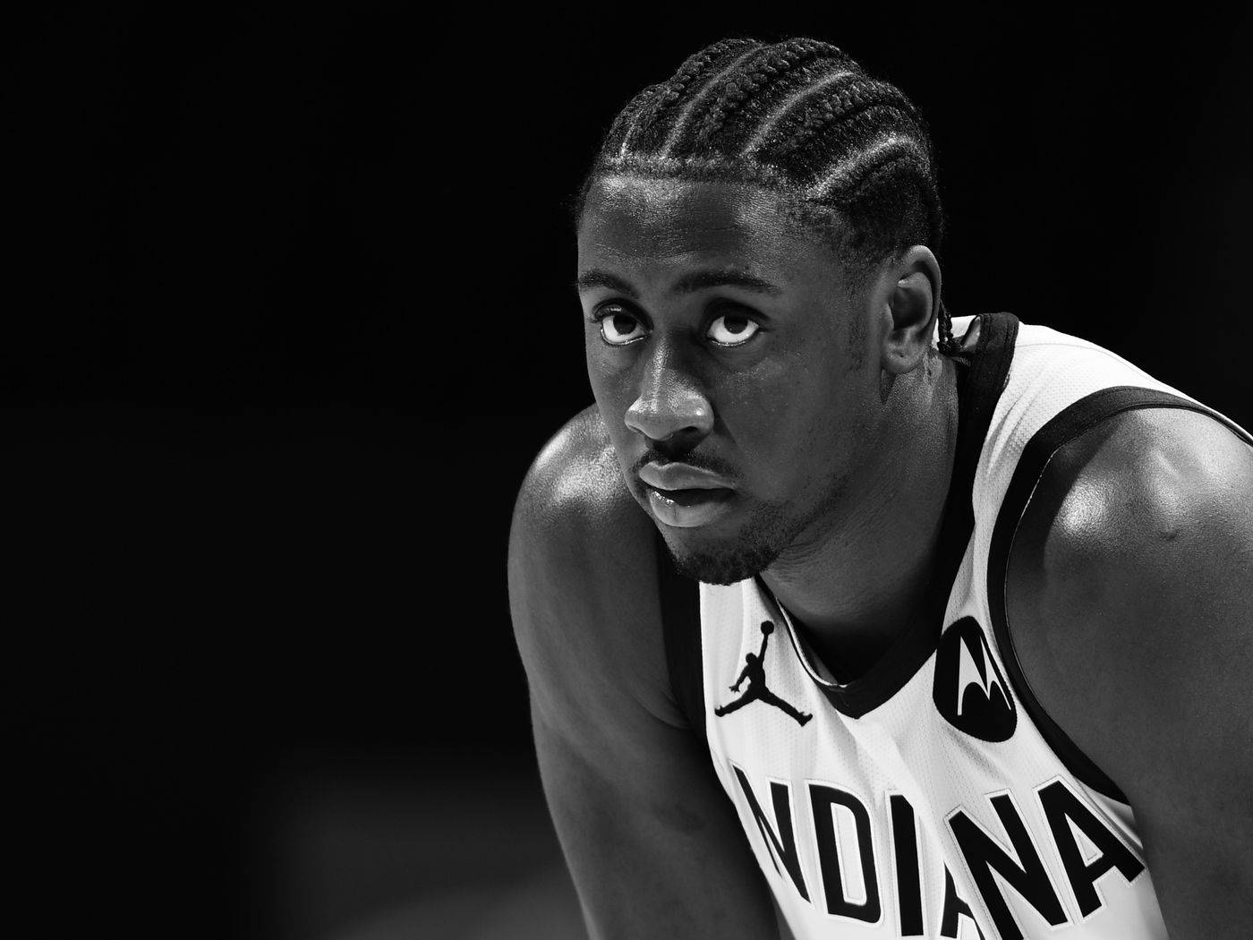 caris levert 桌布 壁紙 — 一個黑白特寫，聚焦於一位身穿印第安納球衣的籃球運動員，背景昏暗。