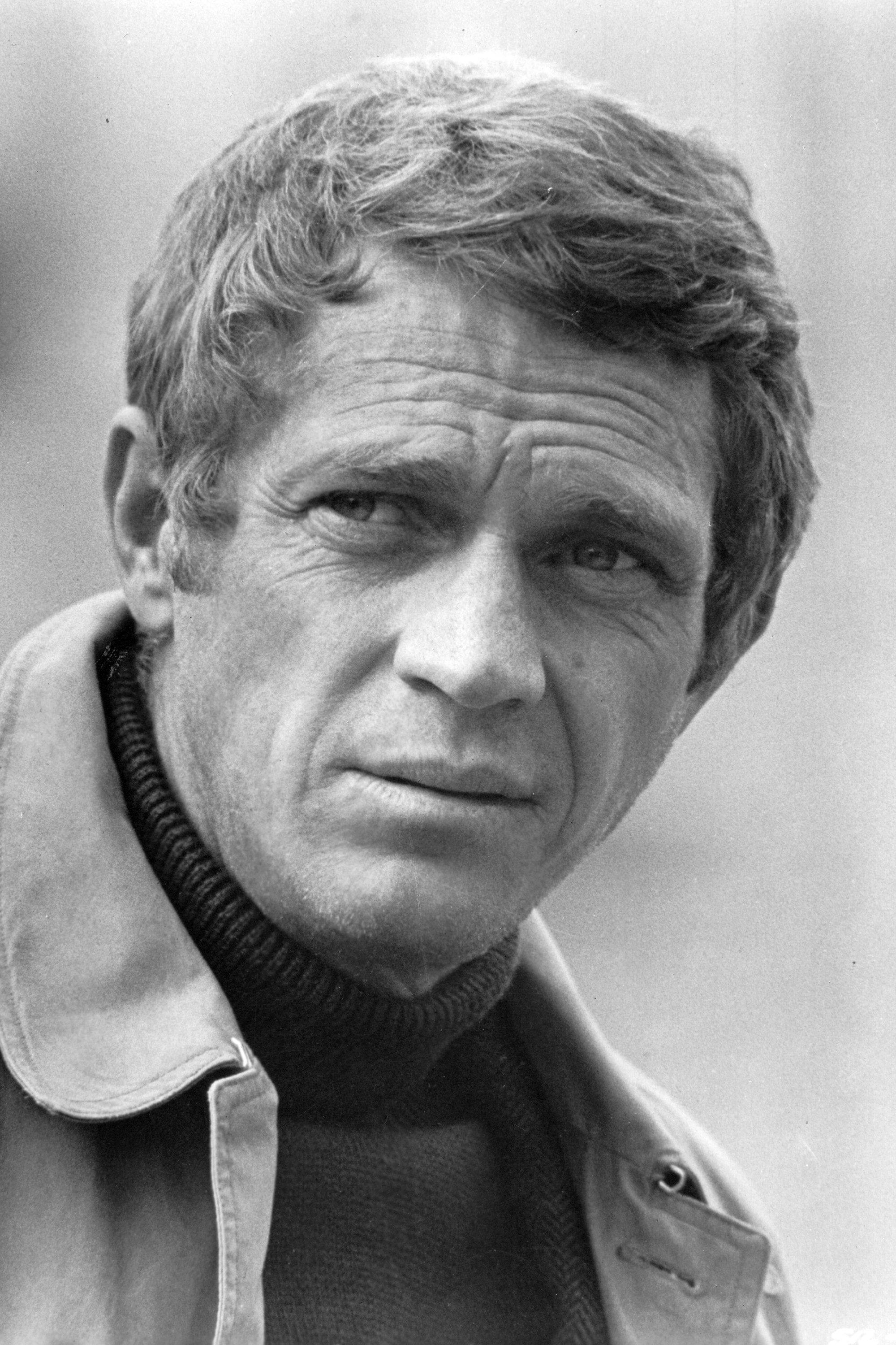 actor 桌布 壁紙 — 一個黑白特寫肖像，一名男子有紋理頭髮，穿著高領毛衣和外套。