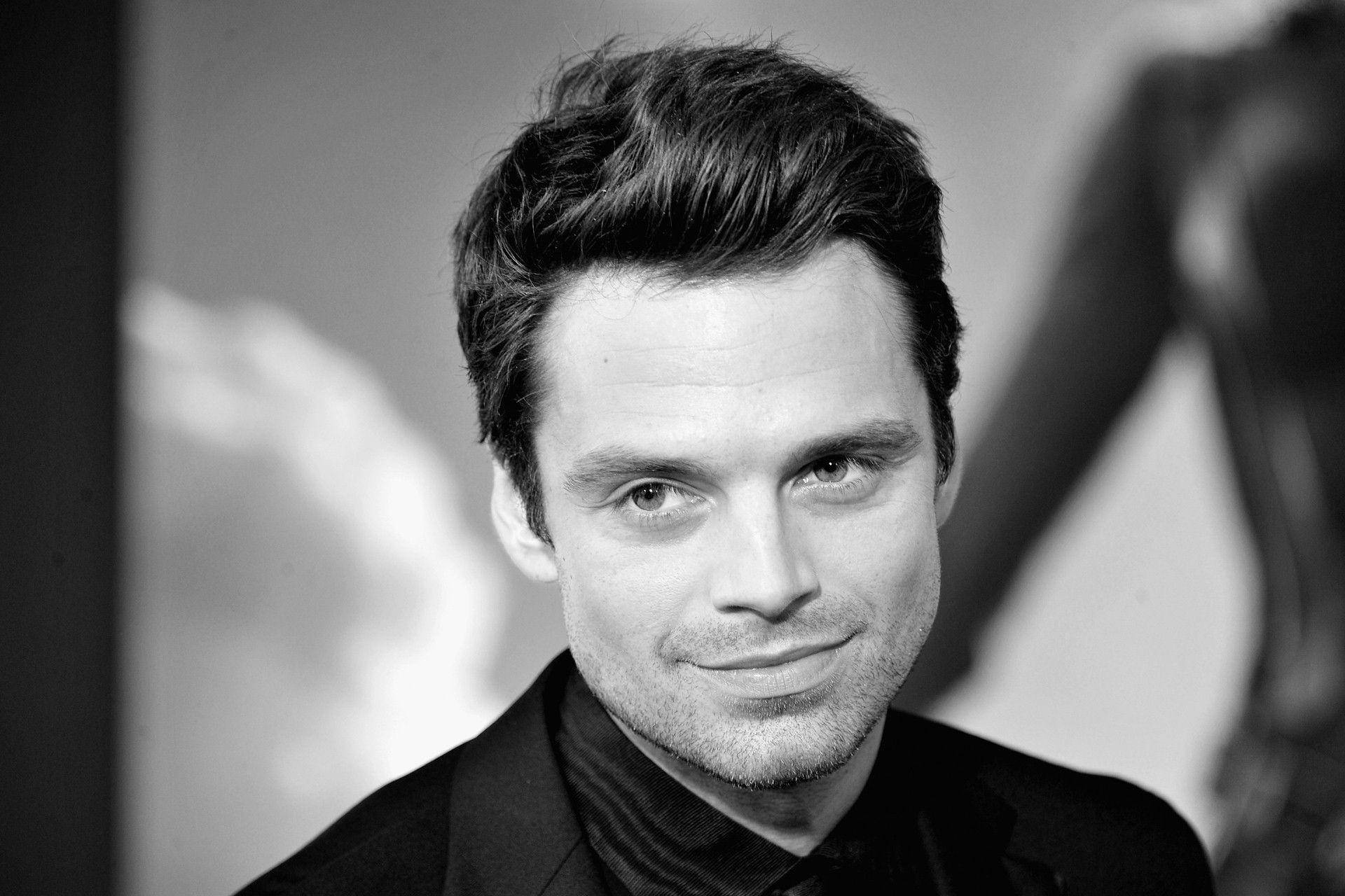Sebastian 桌布 壁紙 — 一個黑白特寫肖像，一名男子頭髮造型時尚，帶著微妙微笑直視鏡頭。