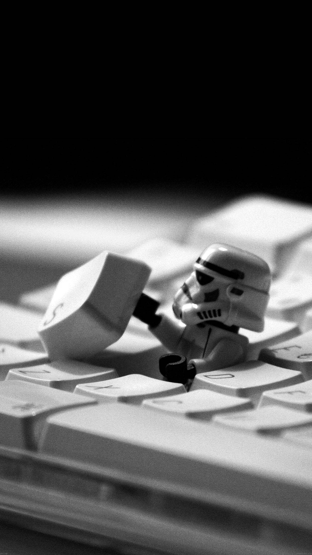 Star Wars iPad 桌布 壁紙 — 一個黑白特寫鏡頭，顯示一個樂高風暴兵人偶在電腦鍵盤上拿著一個鍵盤按鍵。
