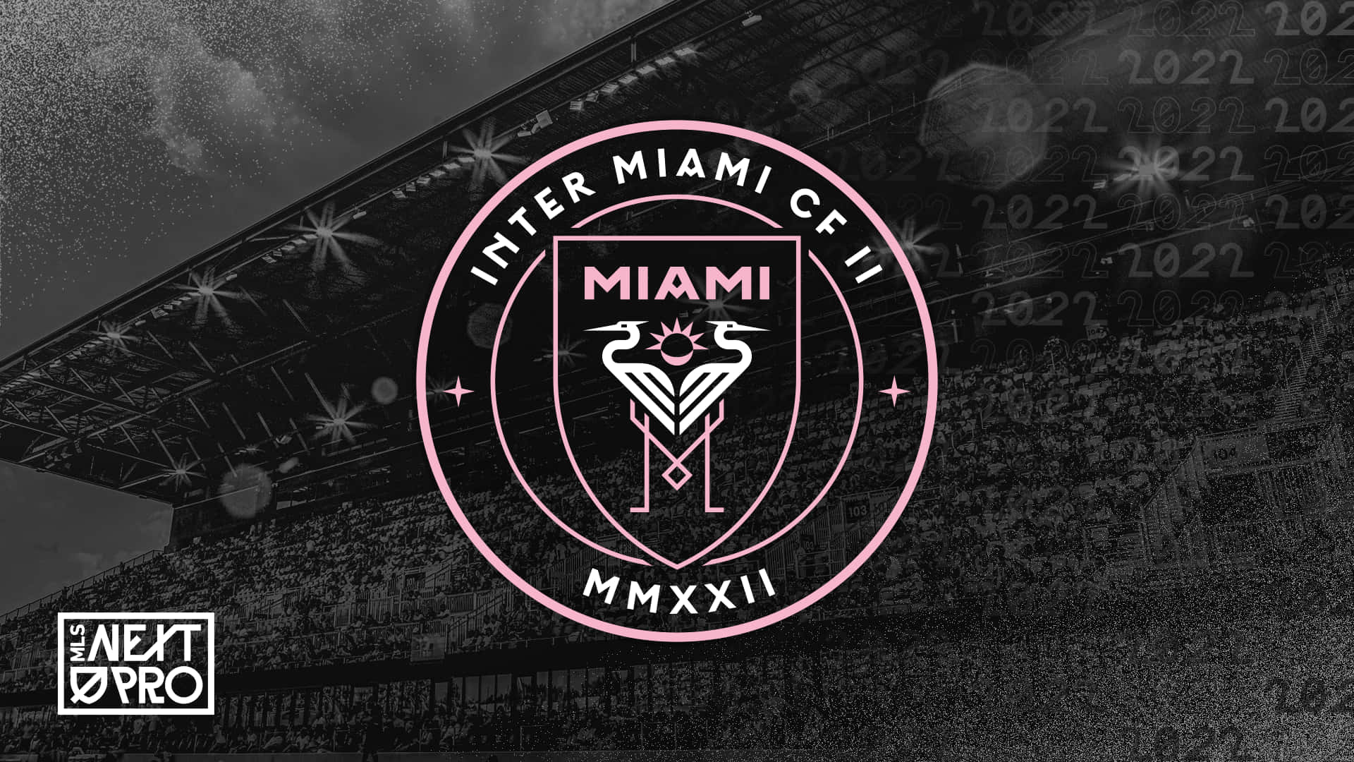足球 桌布 壁紙 — 一個黑白球場場景，發光的粉紅色 Inter Miami CF II 標誌疊加在看台和重複的年份數字上。