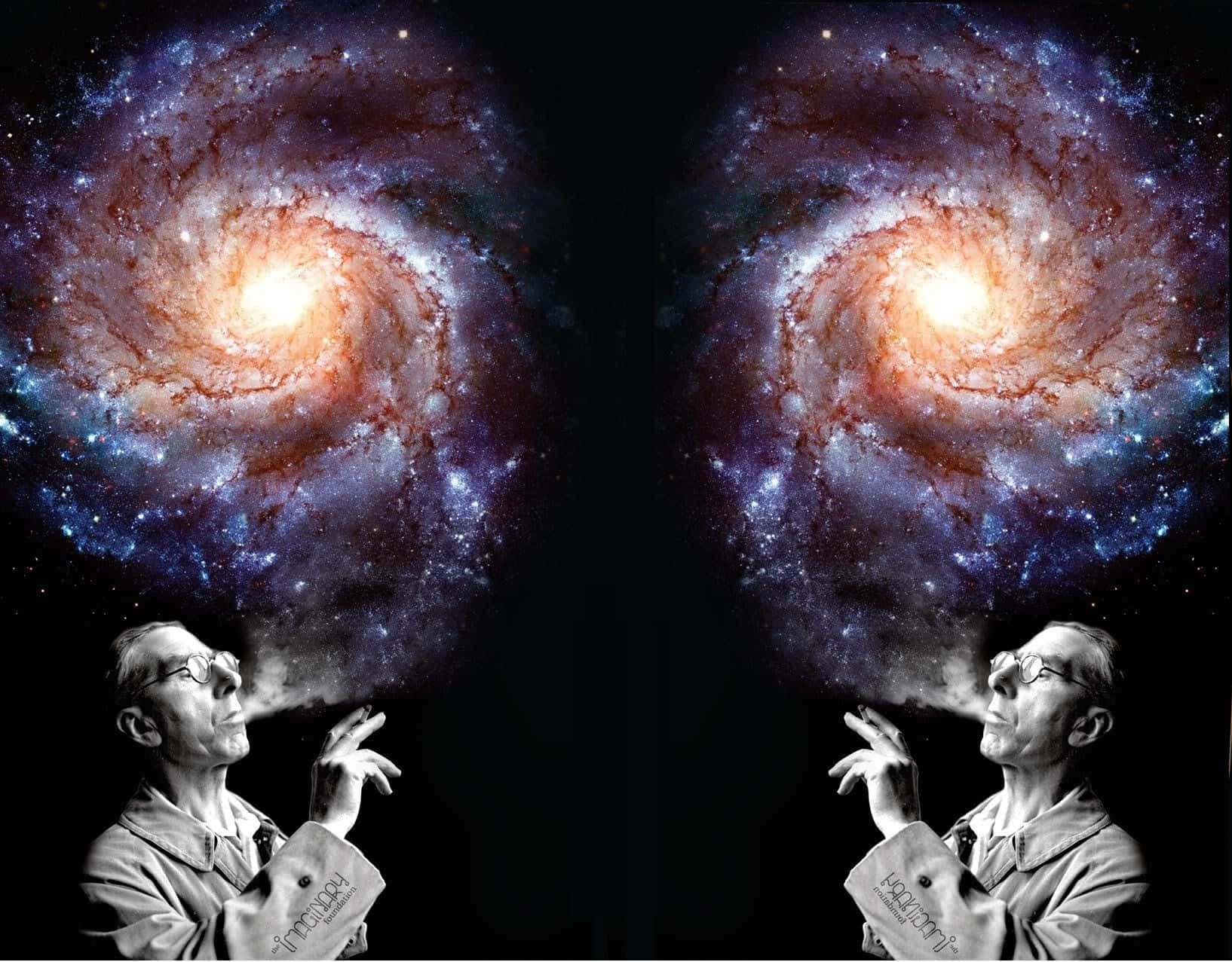 Trippy Space 桌布 壁紙 — 一個黑白男子向虛空呼出充滿活力的螺旋星系，映照在超現實的雙面板構圖中。