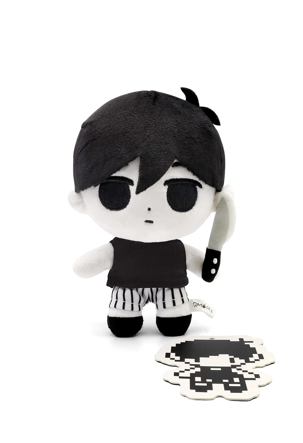 Doll 桌布 壁紙 — 一個黑白的chibi毛絨玩具，帶有像素藝術配件，放在乾淨的白色背景上。