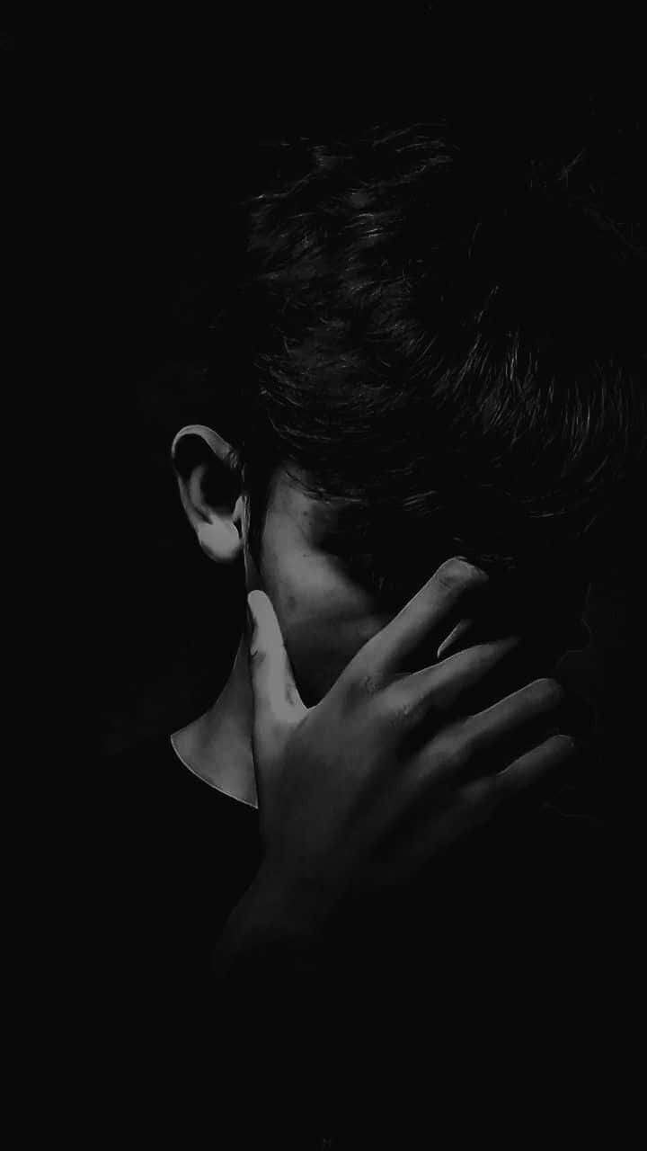 emotion 桌布 壁紙 — 一個黑白的人用一隻手遮住臉，背景是深色。