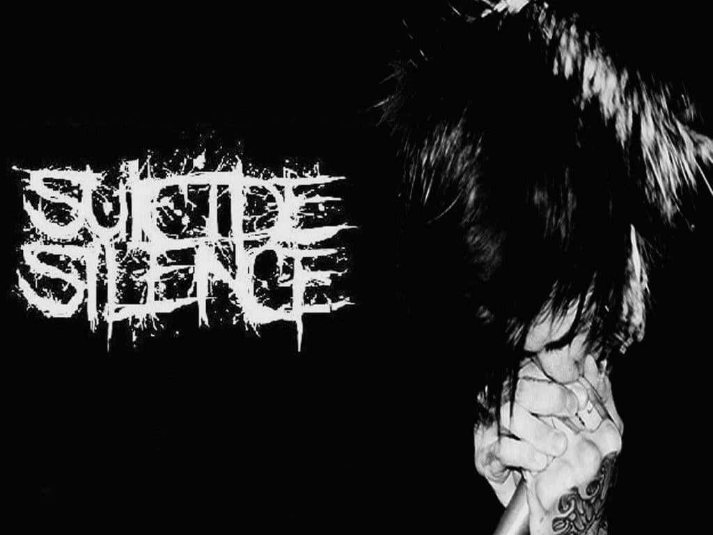 Suicide 桌布 壁紙 — 一個黑白粗糙的肖像，人物深色頭髮遮蓋臉部，雙手抱頭，手上紋有漩渦圖案。