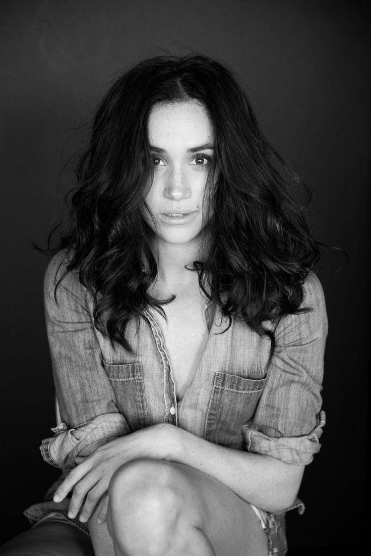 Meghan Markle 桌布 壁紙 — 一個黑白肖像，一位擁有波浪深色頭髮的女性坐在深色背景前。