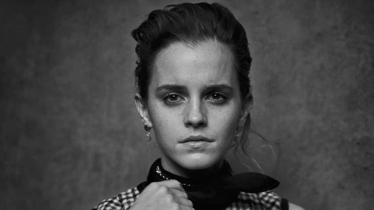 Black And White Celebrity 桌布 壁紙 — 一個黑白肖像，一位眼神銳利、復古髮型的女性，背景帶有紋理。