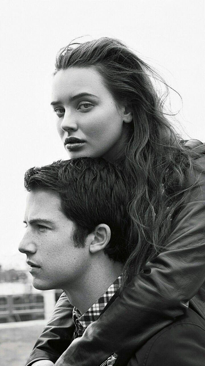 Katherine Langford 桌布 壁紙 — 一個黑白肖像，一個女人坐在一個男人後面，兩人頭髮被風吹起，凝視遠方。