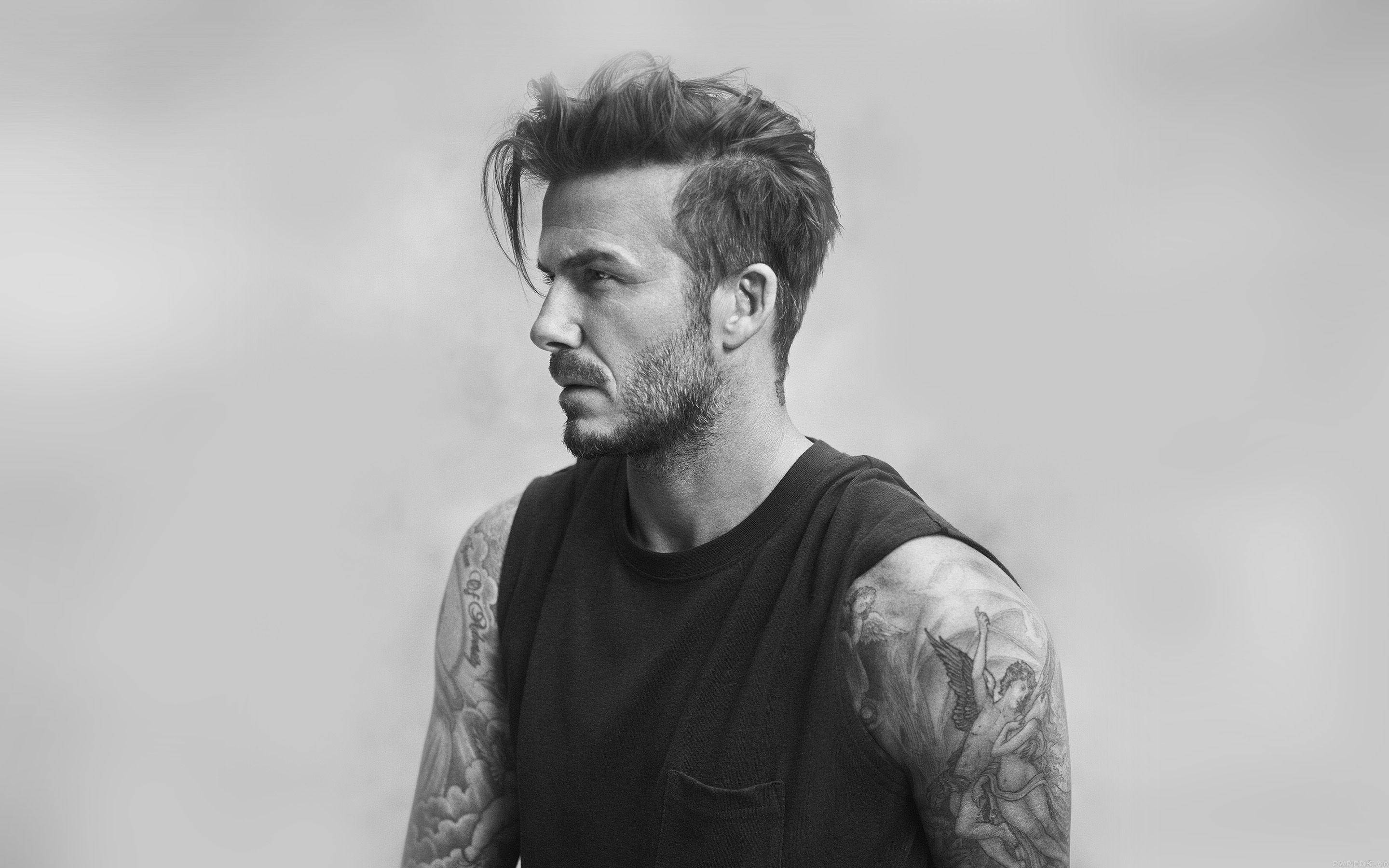 David Beckham 桌布 壁紙 — 一個黑白肖像，一個手臂上有刺青的男人，側視著一個純色背景。