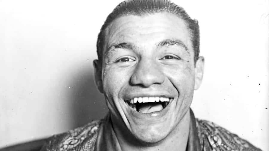 smiling 桌布 壁紙 — 一個黑白肖像，一個男人露出寬闊快樂的笑容，露出牙齒，背景簡單。